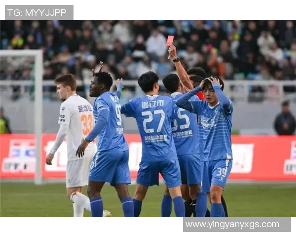 足球明星齐聚一堂团体照展现激情与荣耀的瞬间